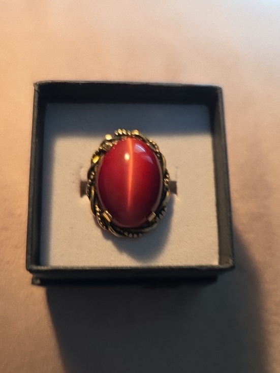 Jewelry - Vintage-Inspired Red Cat's Eye Oval Ring - 10 kt gold filled band